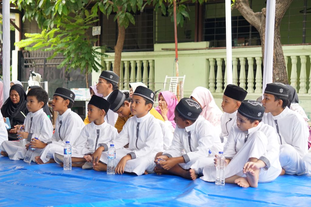 Yayasan Al-Iman Kota Bekasi Gelar Santunan Yatim Bersama Warga Kota Baru, Kota Bekasi RW.05